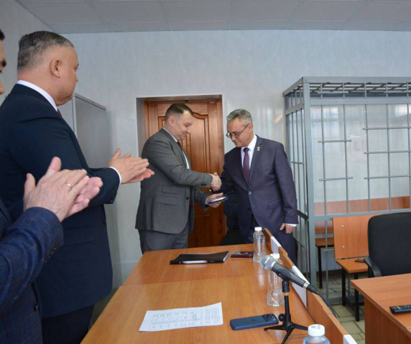 Награду Фаргату Халитову вручил председатель Совета судей региона Ильфат Фахрутдинов.