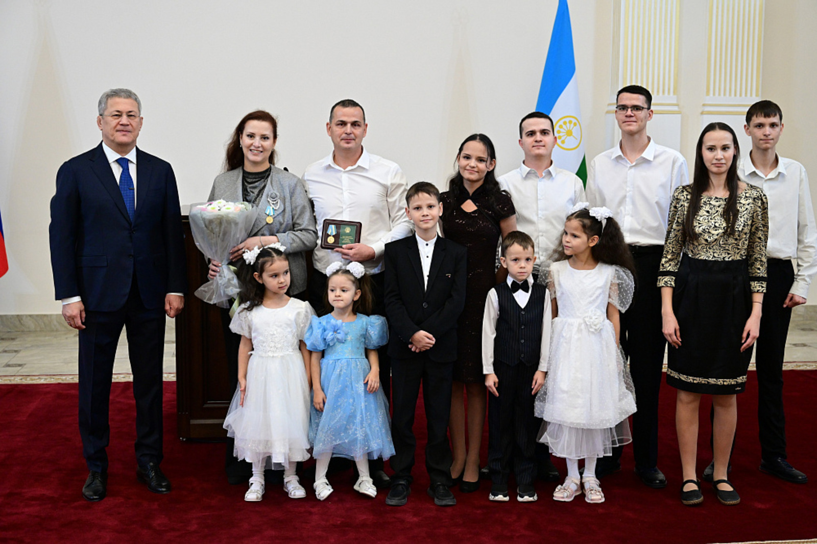 Радий Хабиров поздравил всех мам Башкирии с праздником