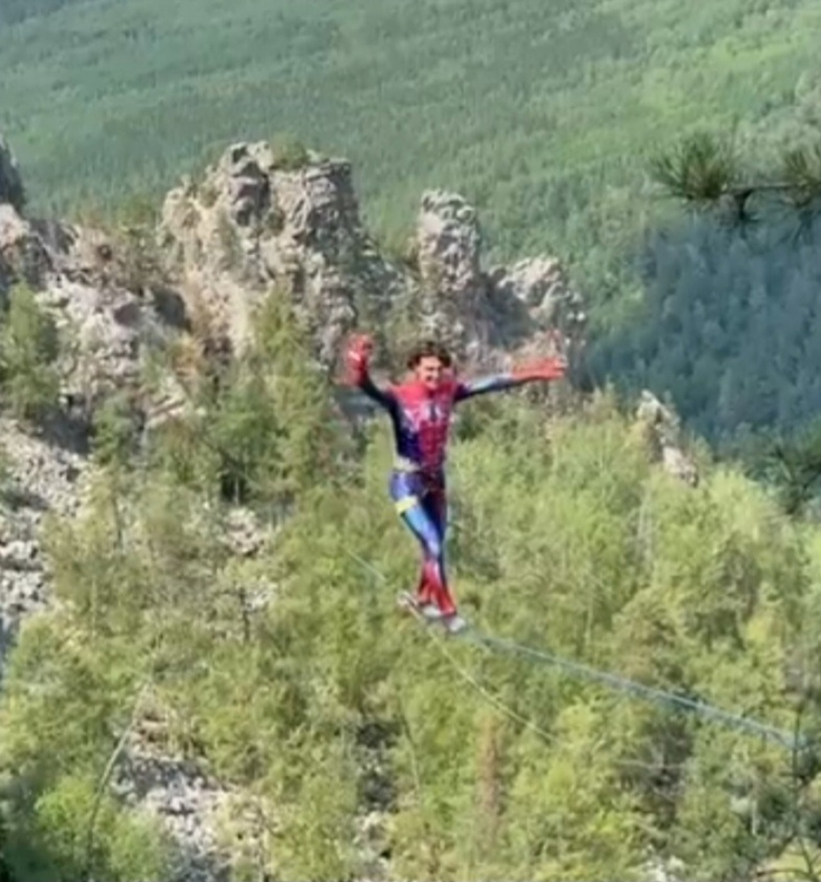 В Башкирии на Айгирских скалах заметили необычного скалолаза