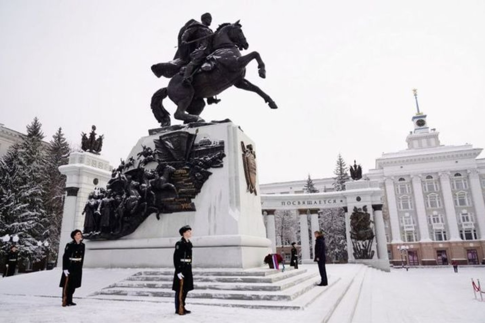 Отмена почётного караула у памятника Шаймуратову в Уфе из-за морозов