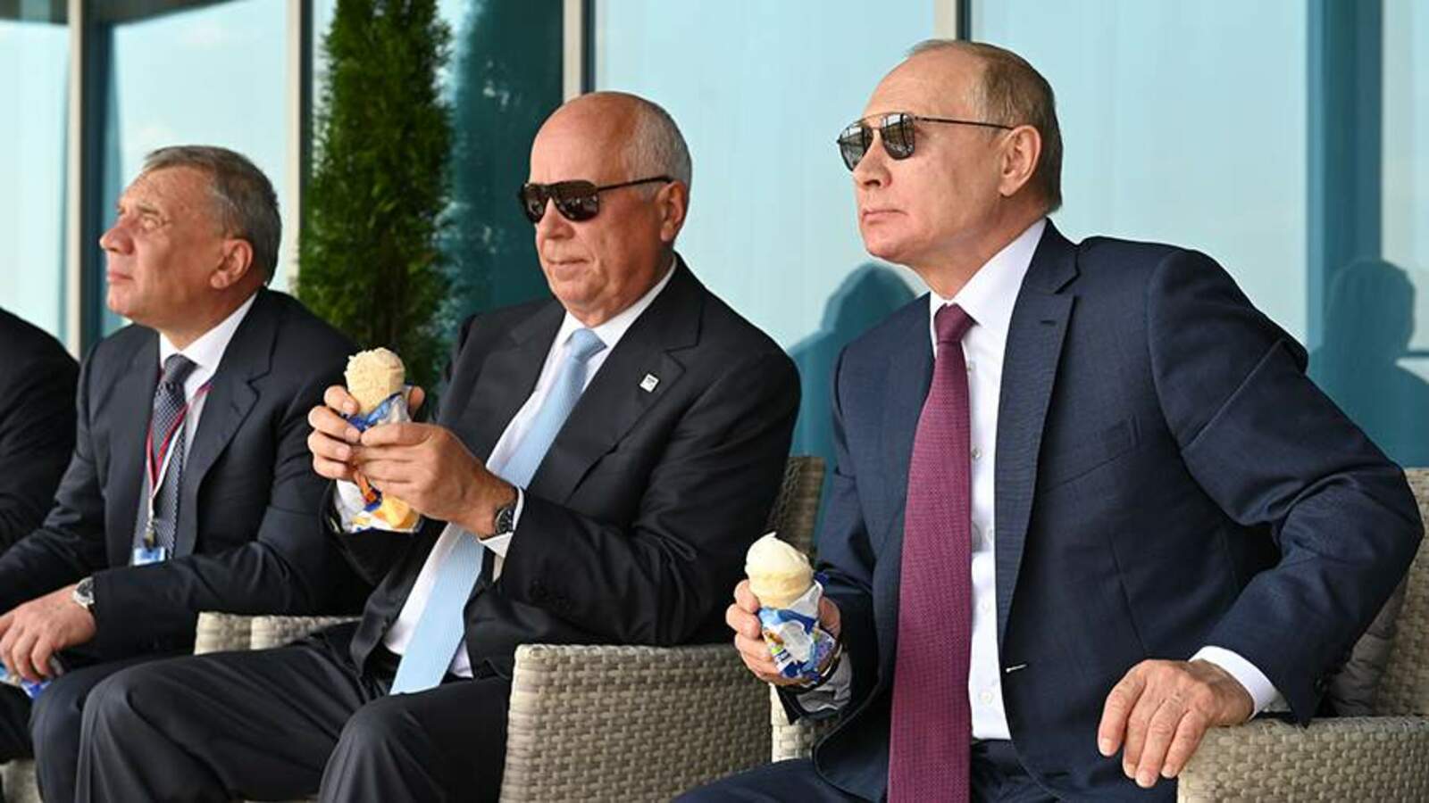 Путин с мороженым понаблюдал за полетами на МАКСе