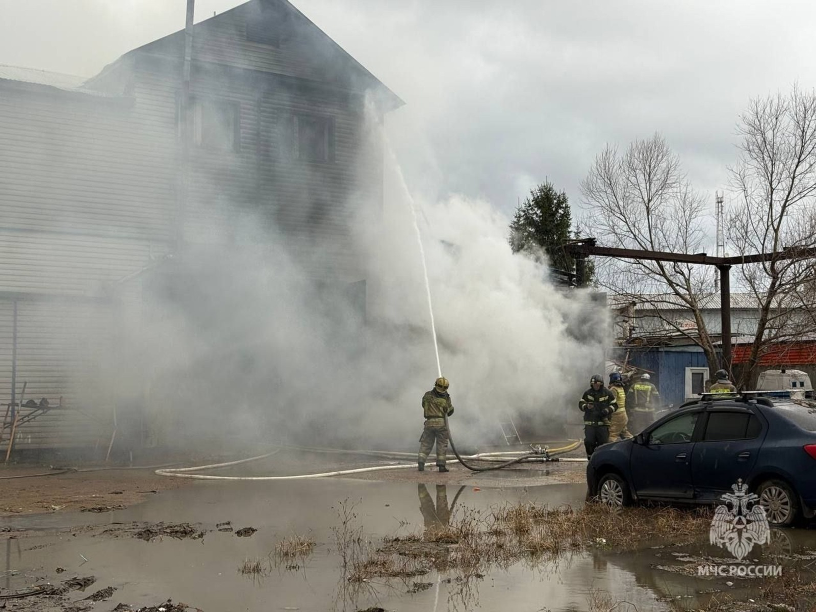 В Уфе вспыхнул пожар в автосервисе