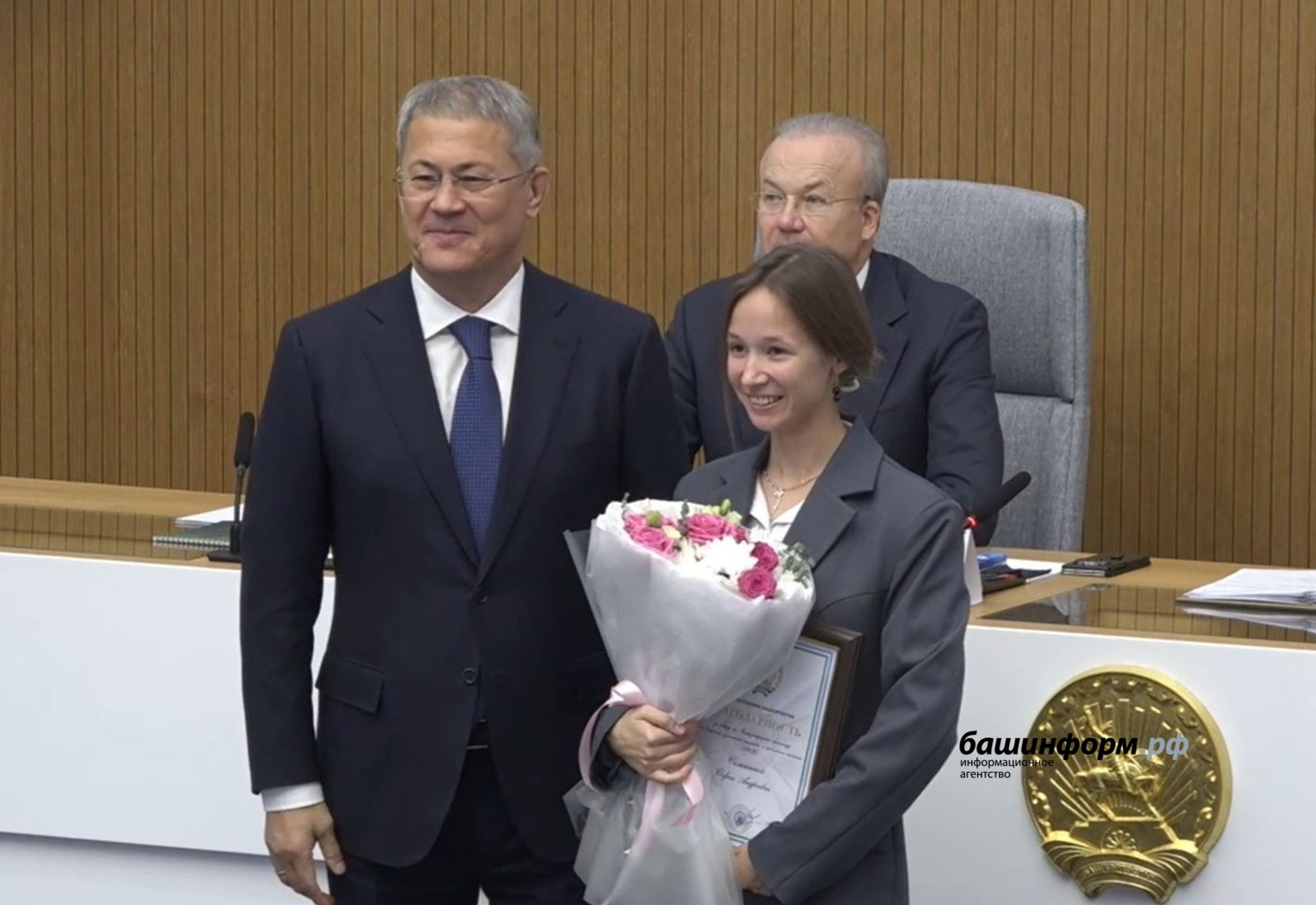 Школьница  из Уфы получила награду из рук Радия Хабирова