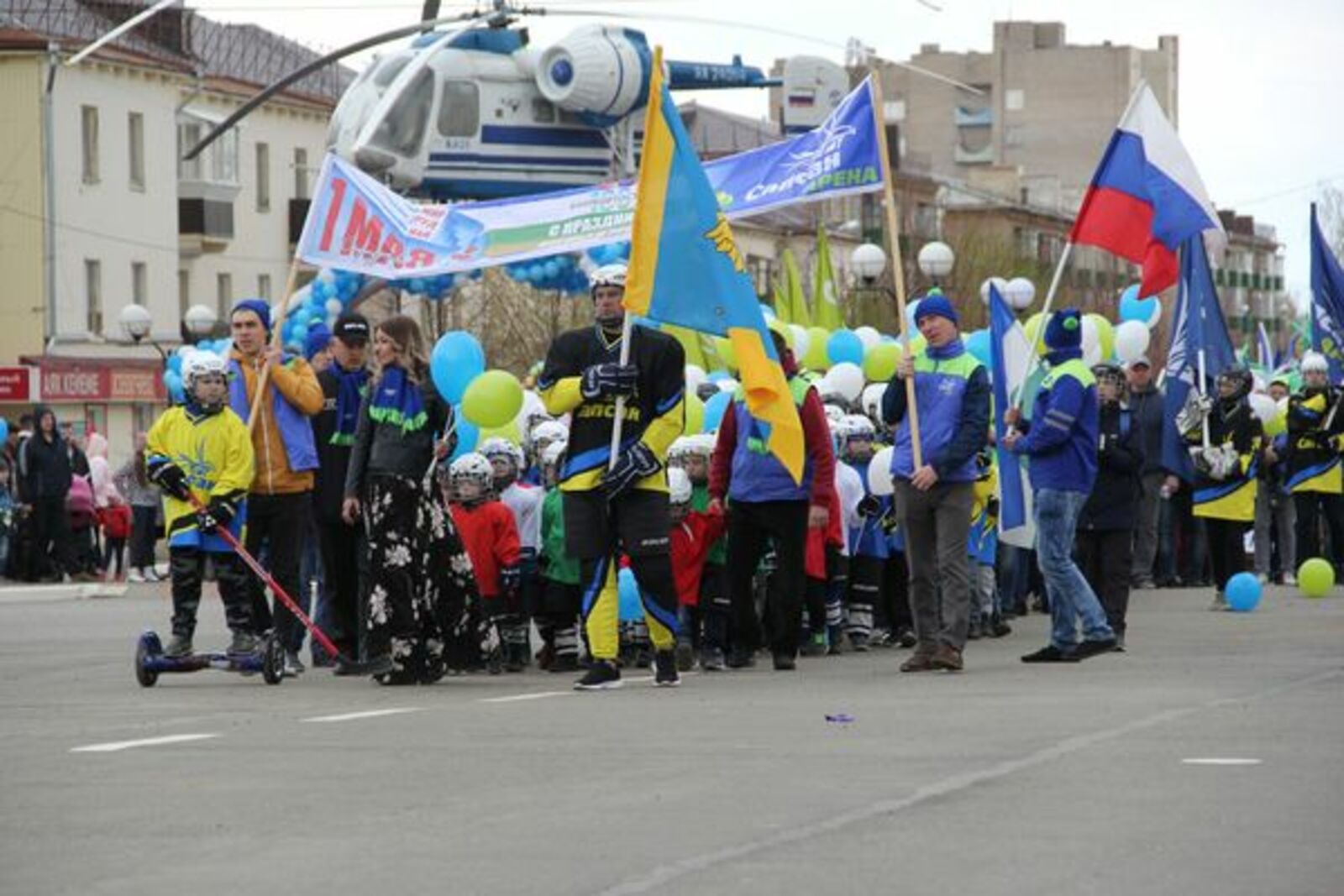 Коллектив «Сапсан Арены» с юными спортсменами.