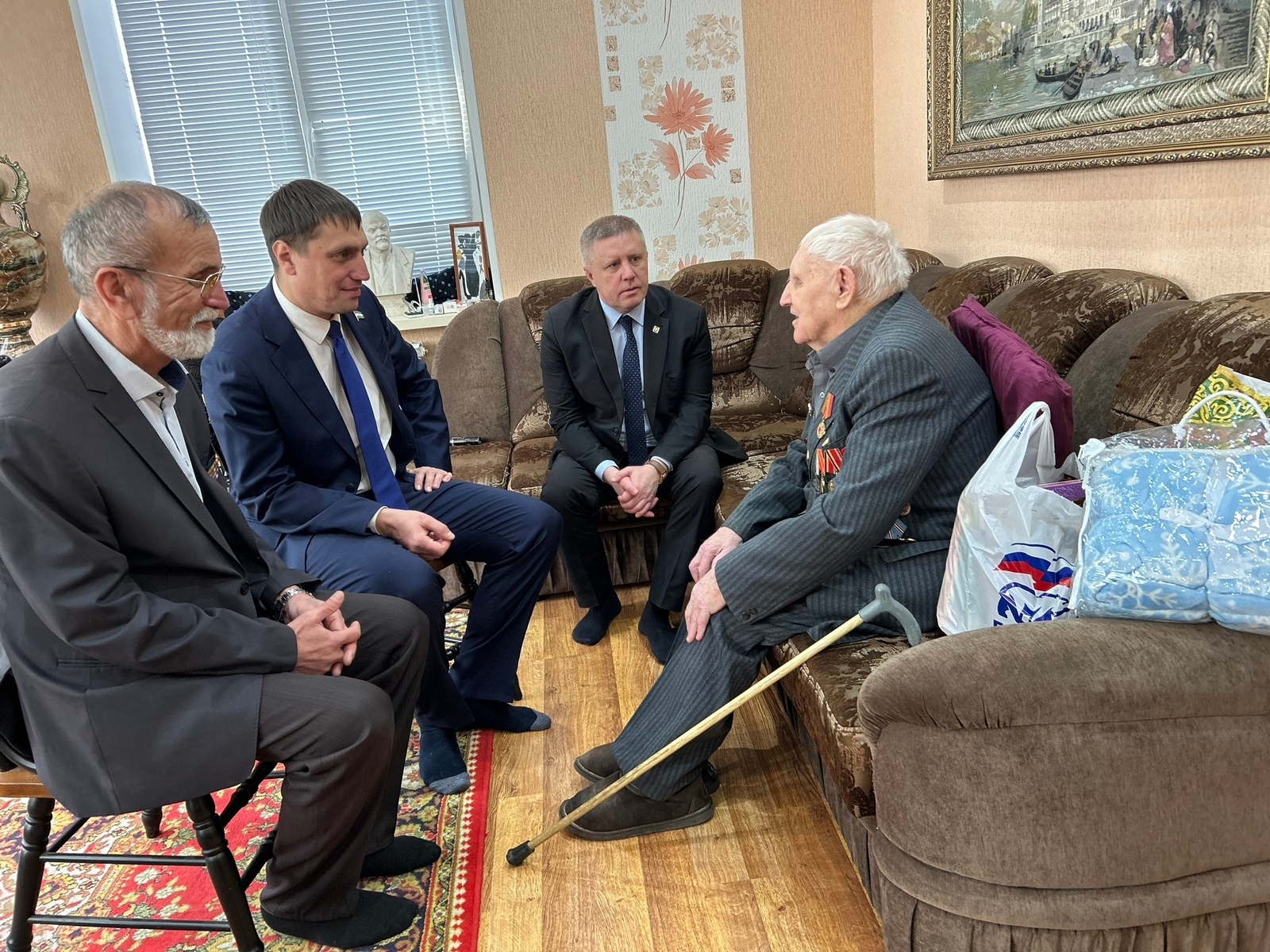 В Кумертау с Новым годом поздравили участника Великой Отечественной войны