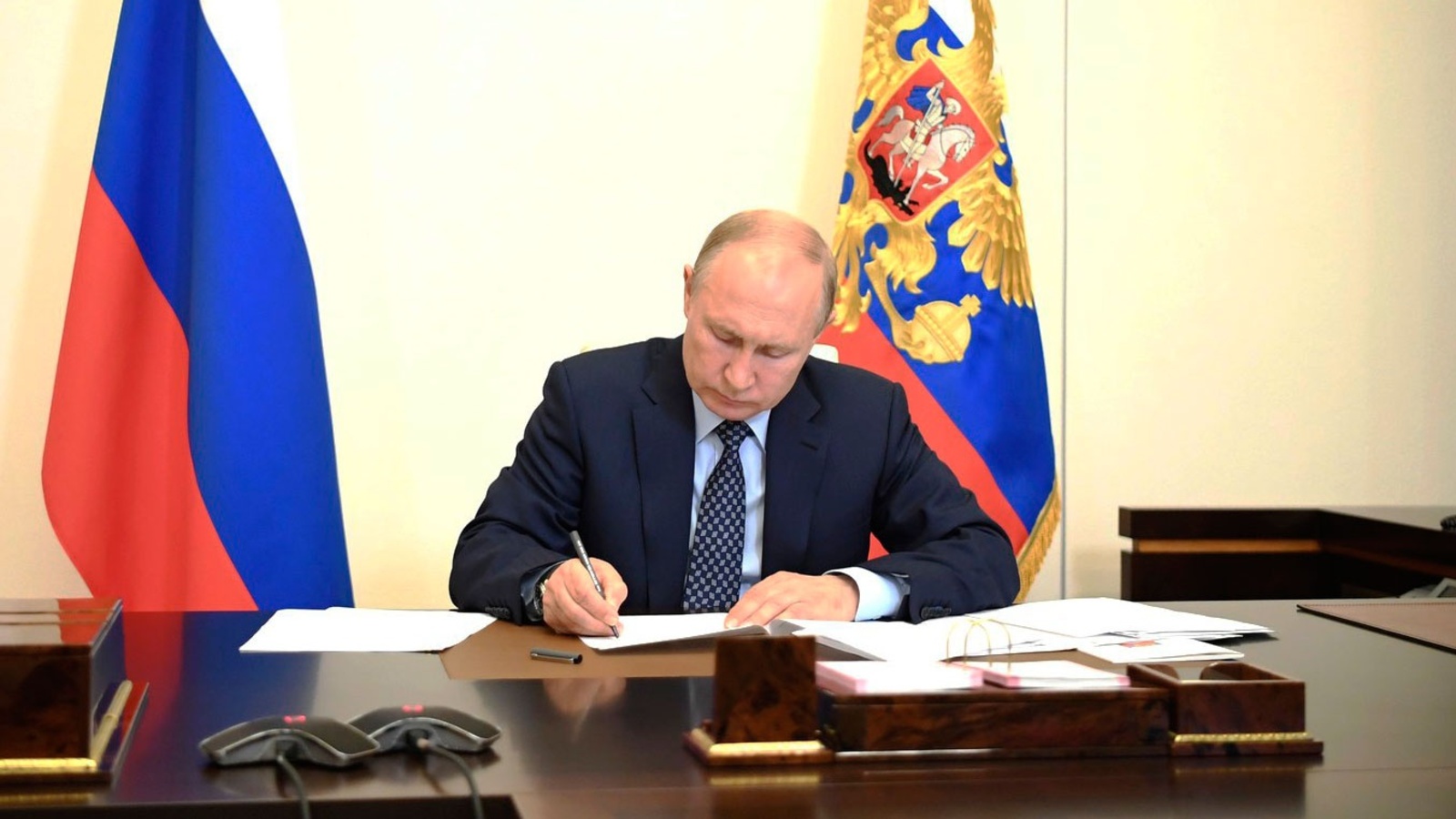 Путин подписал закон о едином пособии малообеспеченным семьям с детьми