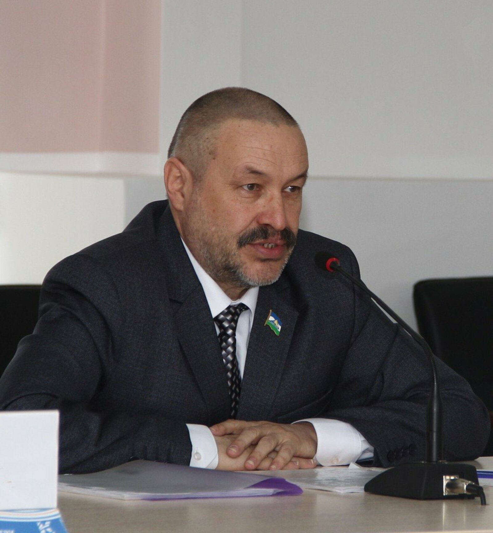 Рифкат Габдинов рассказал специалистам городской администрации о преимуществах фиброцементных плит и перспективах их производства в Кумертау.