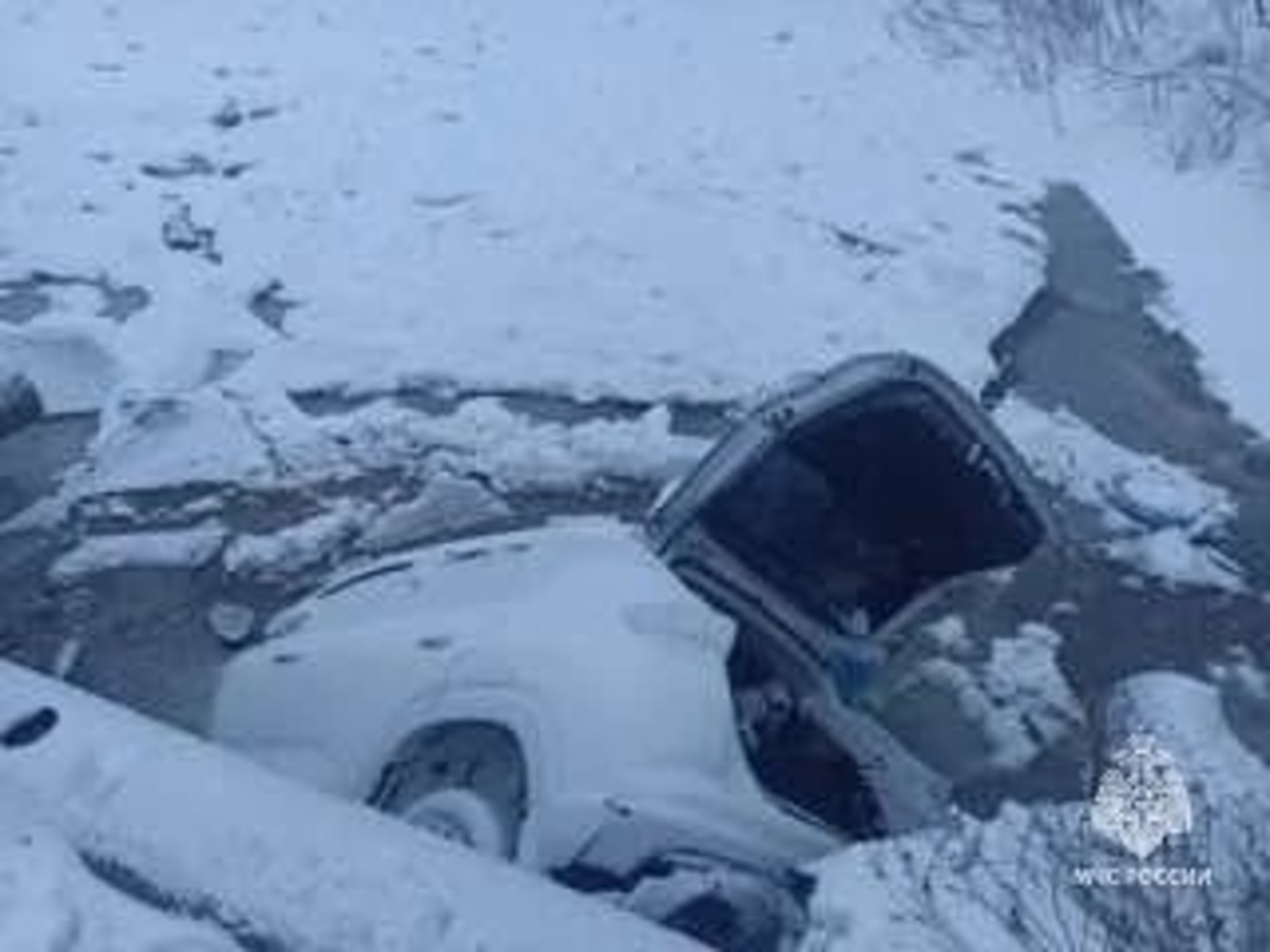 В Башкирии автомобиль с пассажирами оказался в реке