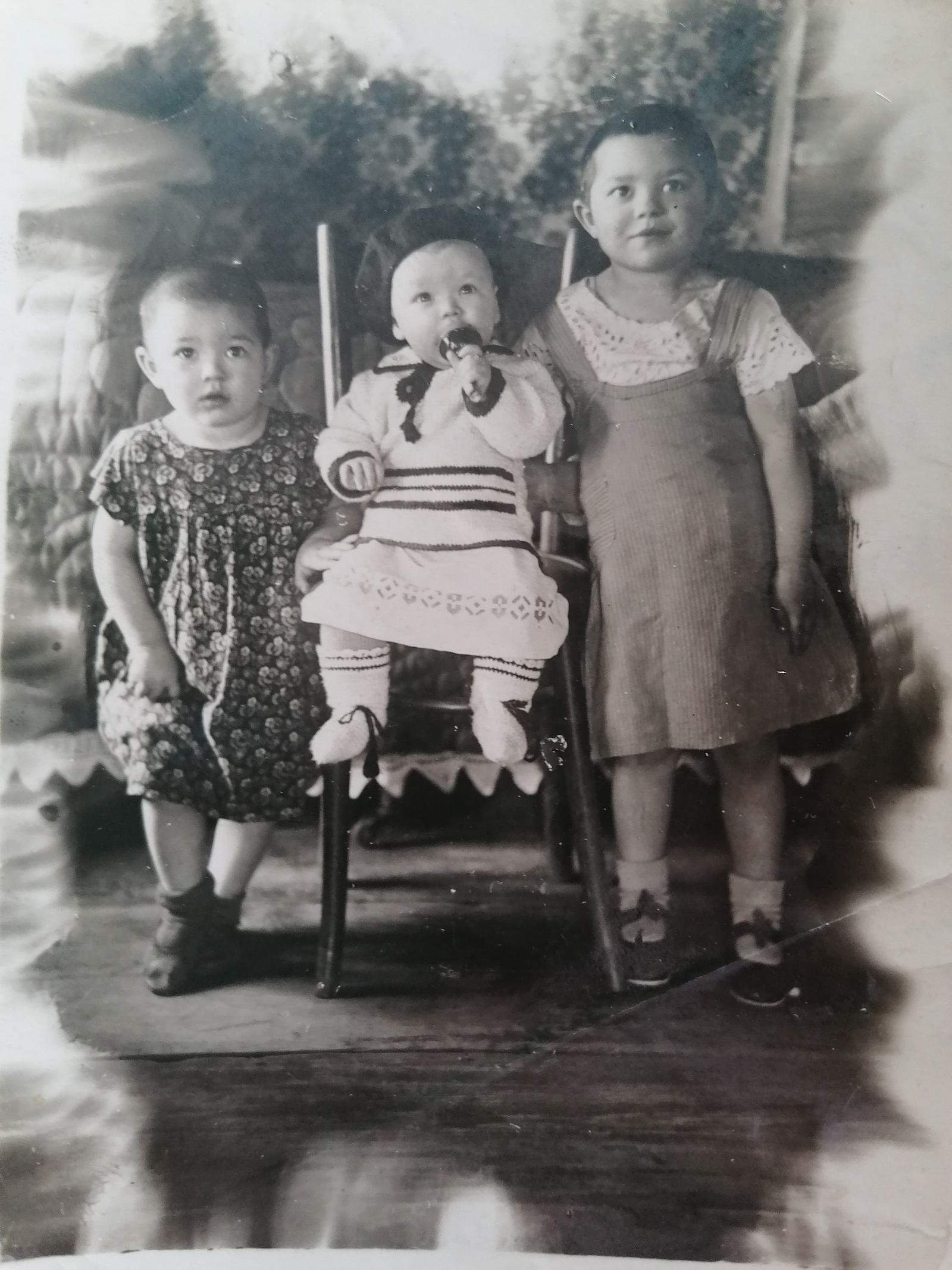 Эта фотография Нины Макаровны и её младших сестренок была сделана за несколько месяцев до войны.
