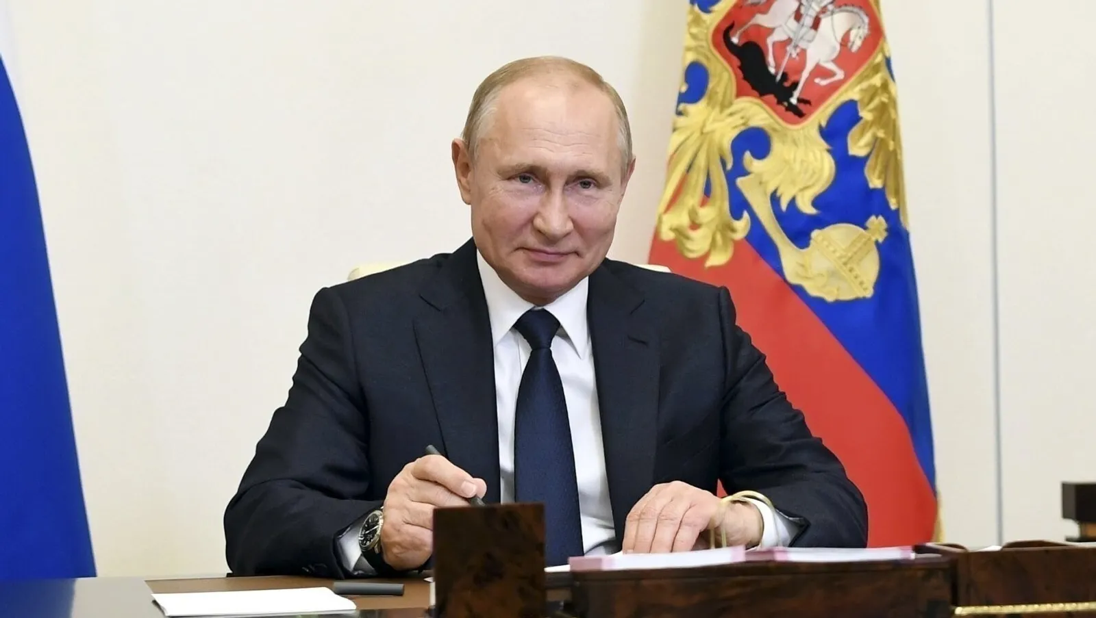 Лукашенко приготовил для Путина сыр с изображением Кремля