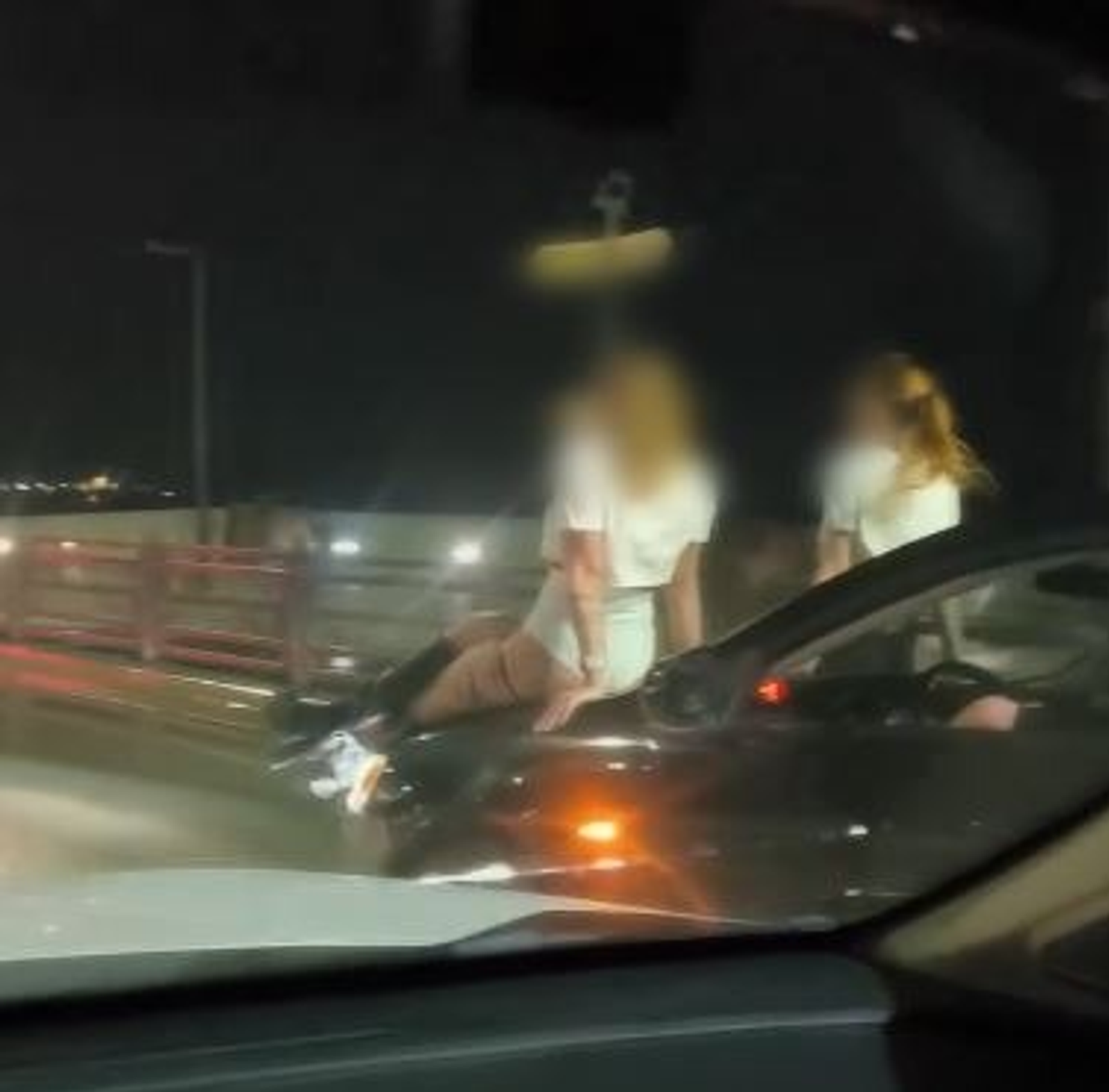 В Башкирии девушек перевозили на капоте автомобиля: розыск водителя