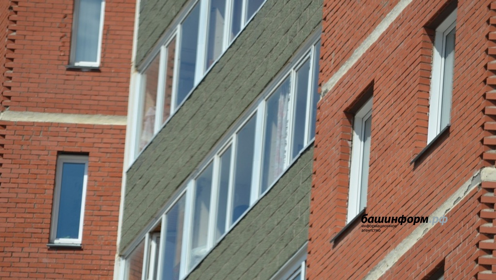 В Уфе под окнами многоэтажки обнаружили тело школьницы