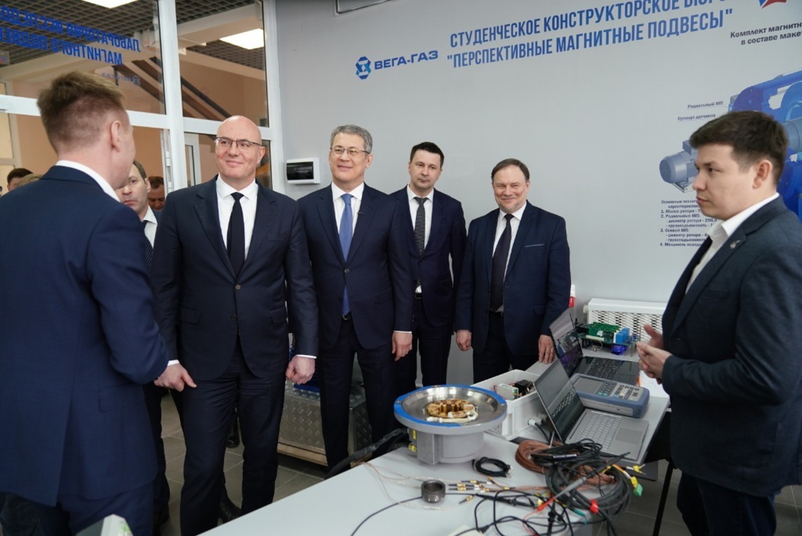 Дмитрий Чернышенко и Радий Хабиров посетили передовую инженерную школу «Моторы будущего»