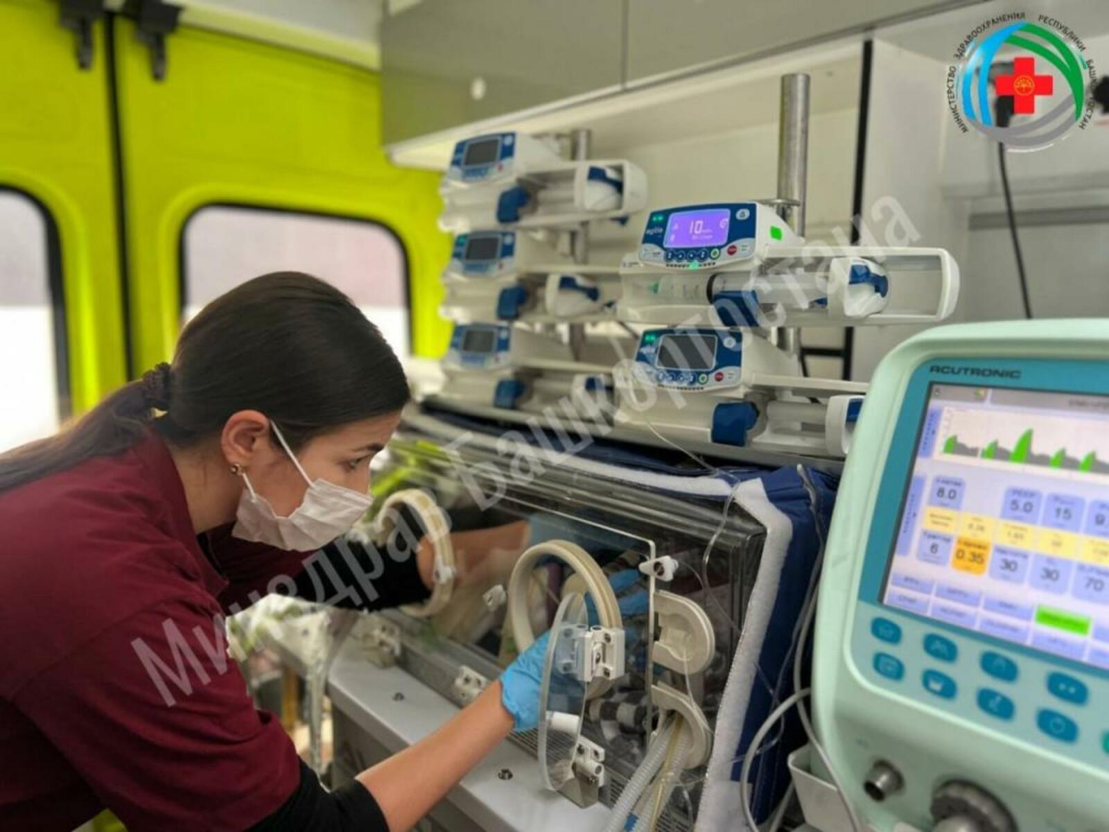 Новорожденных двойняшек доставили в Уфу санавиацией