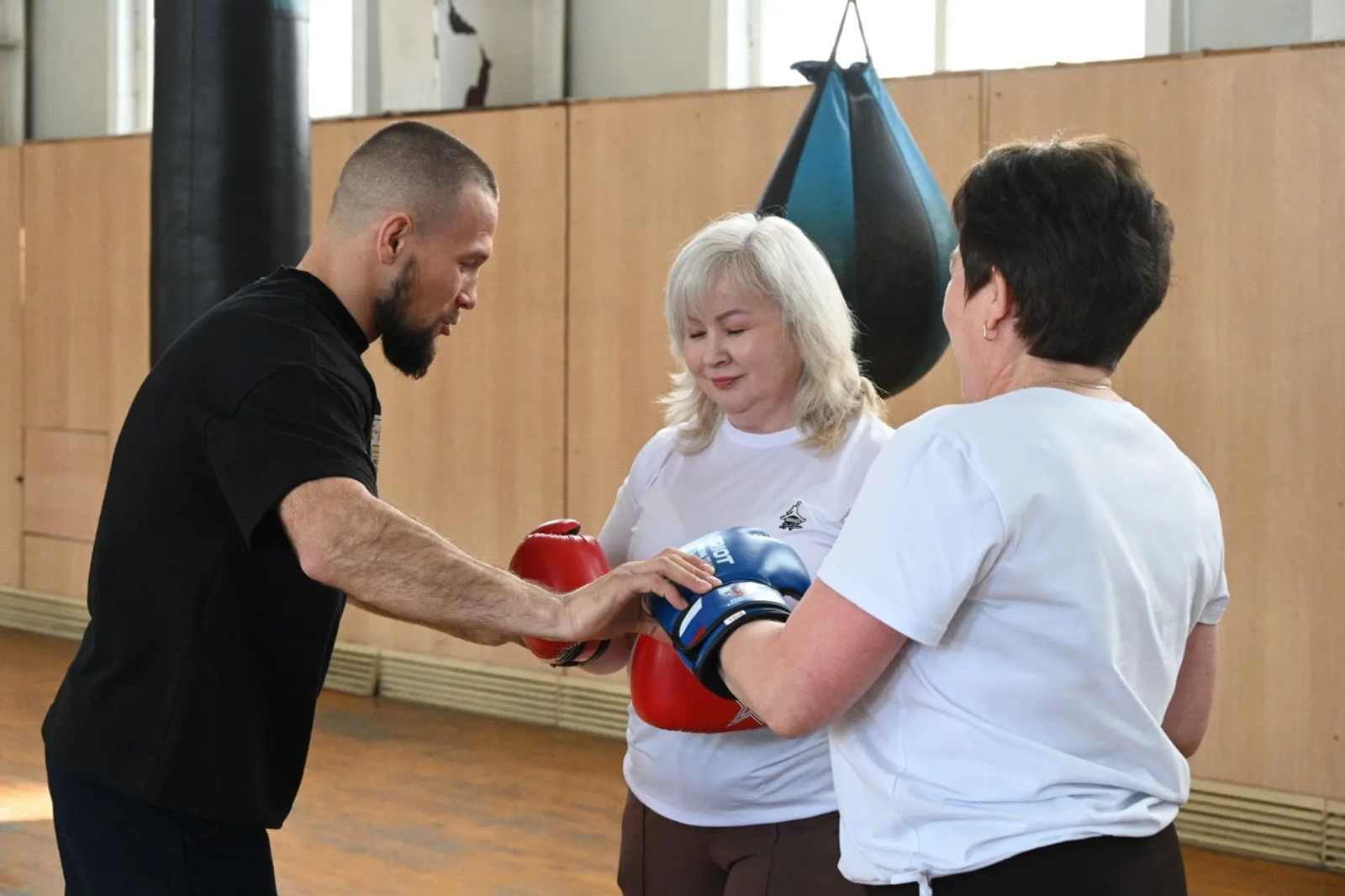 В ринг по работе: уфимские СМИ учились боксу у чемпиона