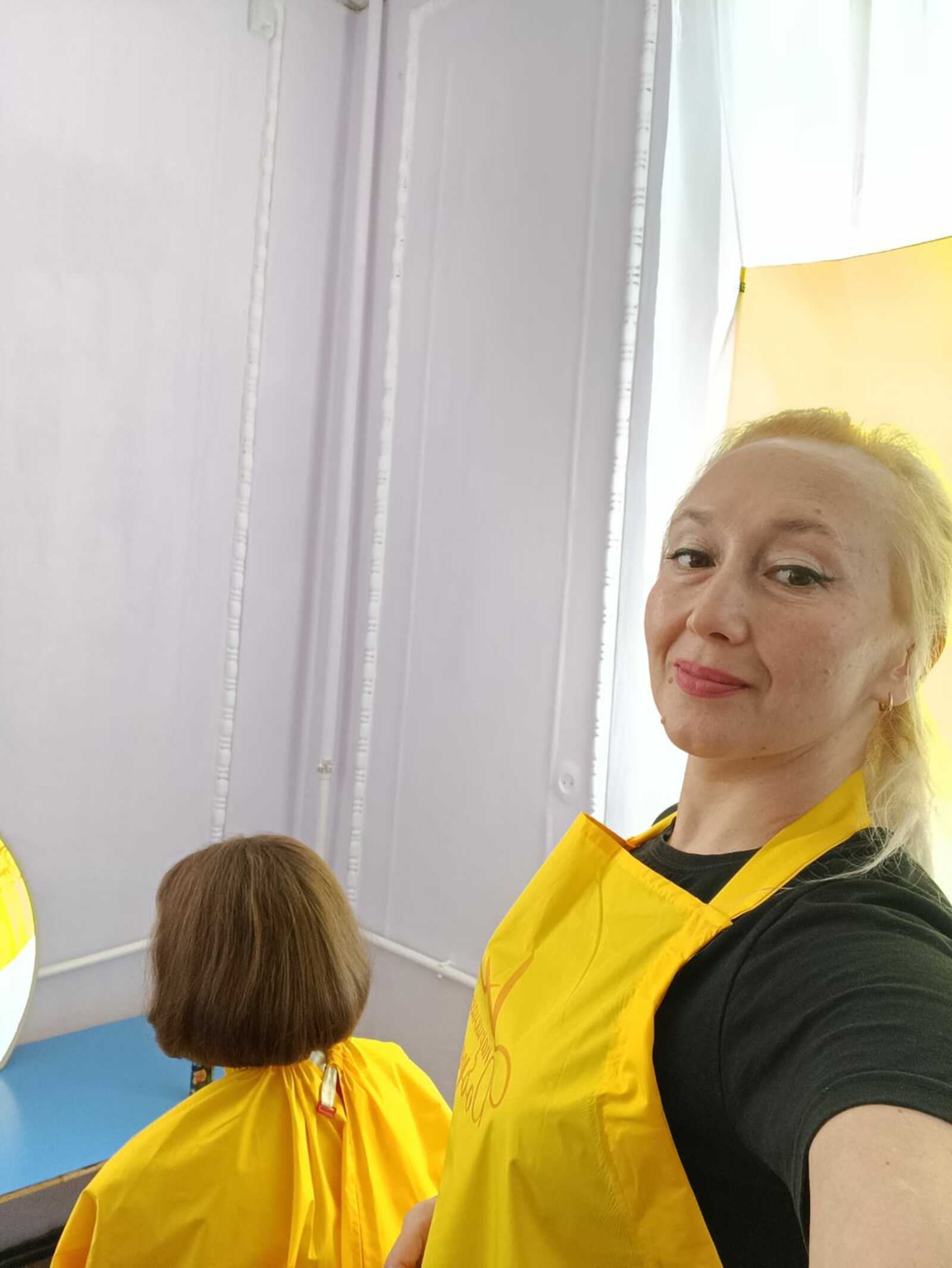 Анжелика Ахметшина с готовностью стала волонтёром социальной акции по благотворительной стрижке.