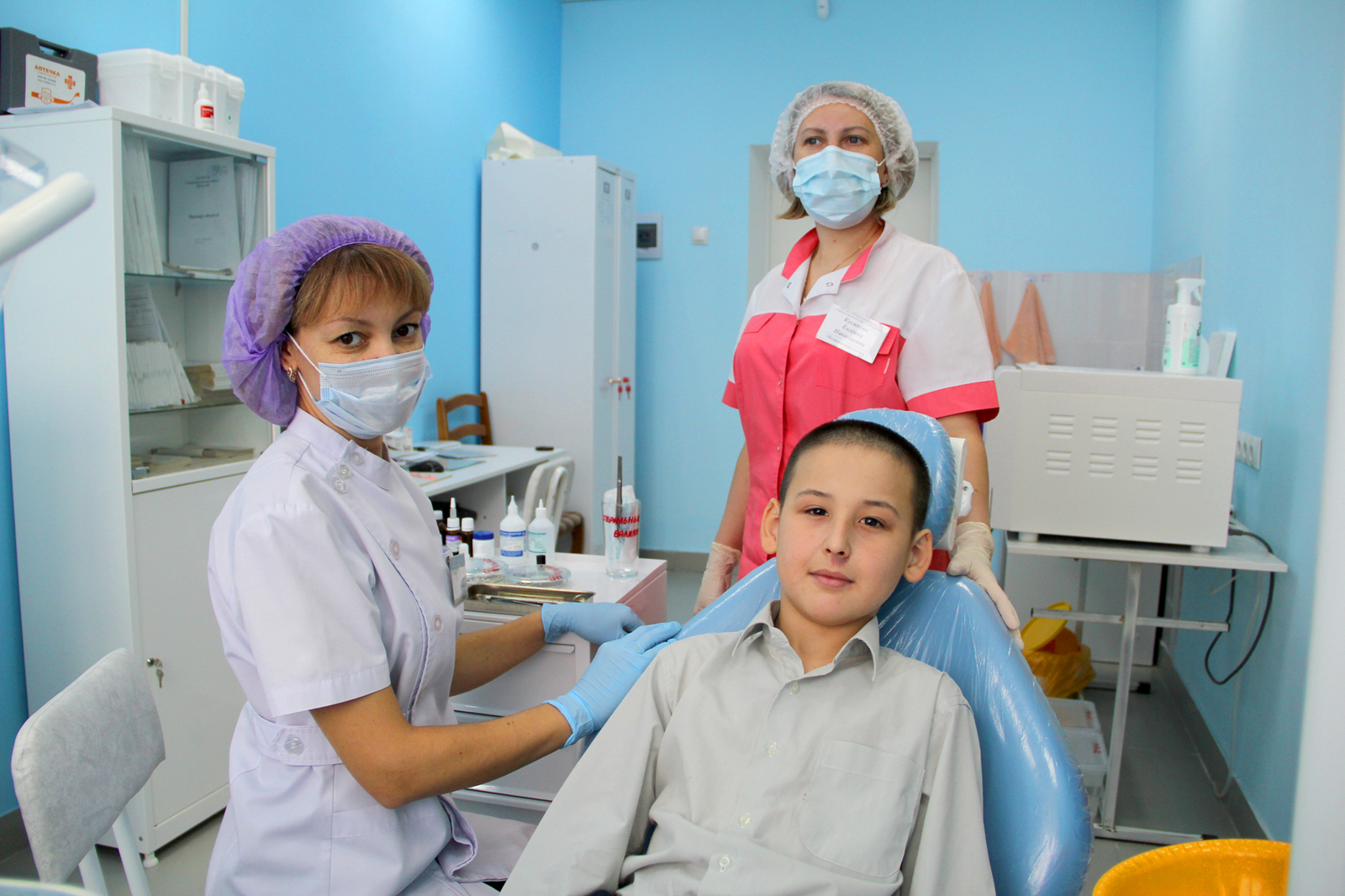Ученик 4 класса Рамазан в кресле зубного врача чувствует себя спокойно – он здесь не впервые, тем более, что Татьяна Павловна лечит зубы совсем не больно.