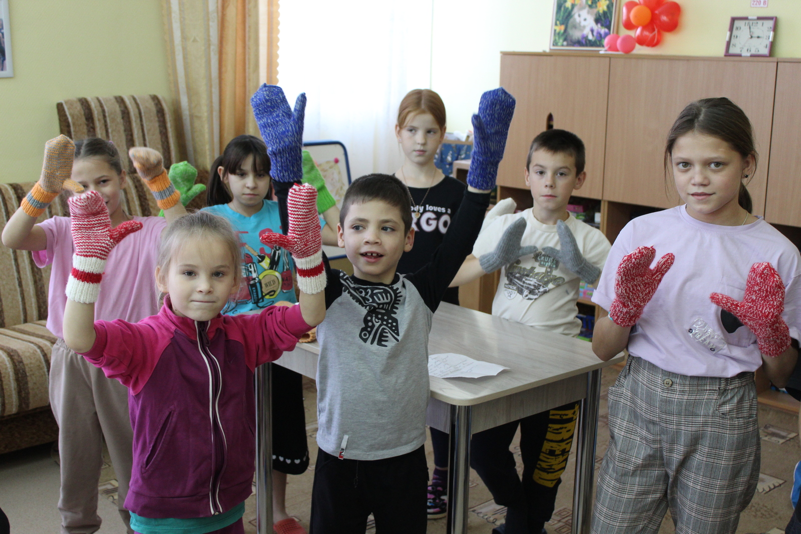 Кумертауская пенсионерка Ирина Белова связала для детей Донбасса двенадцать пар тёплых варежек