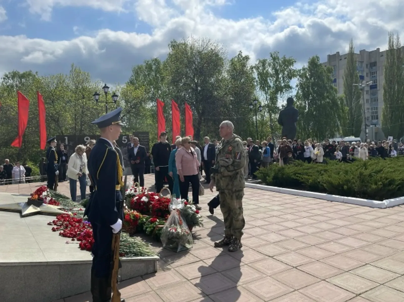 День Победы: кумертаусцы возлагают цветы к Вечному огню