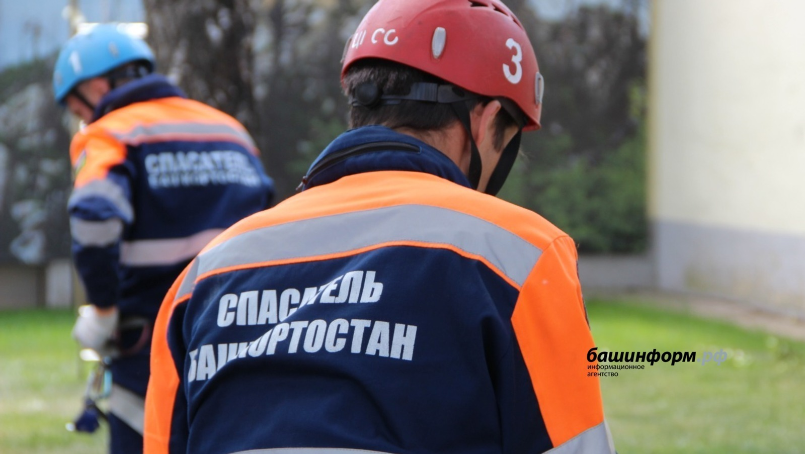 В Башкирии автомобиль с семьей попал в болото