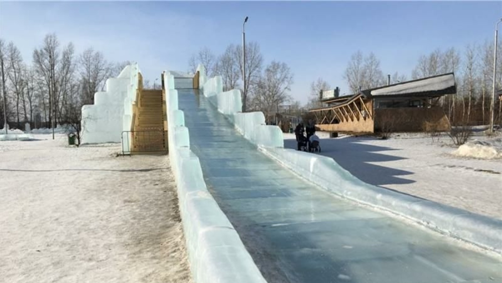 Правила безопасного катания с ледяных горок: советы для родителей