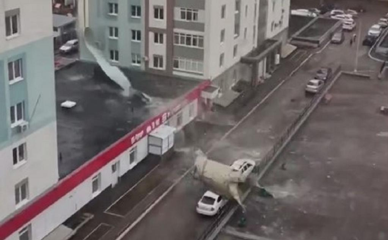 Штормовой ветер в Уфе: сорваны фасады и повалены заборы, повреждены автомобили