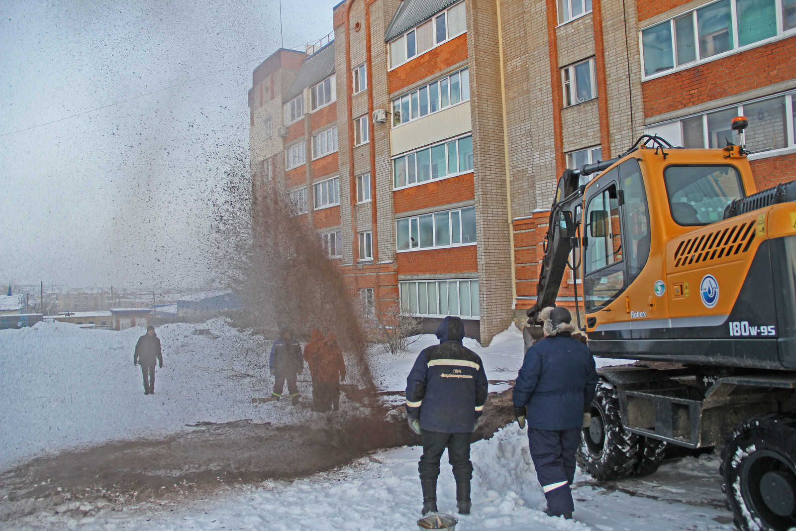 В Кумертау порыв водопроводной трубы ликвидировали без отключения водоснабжения