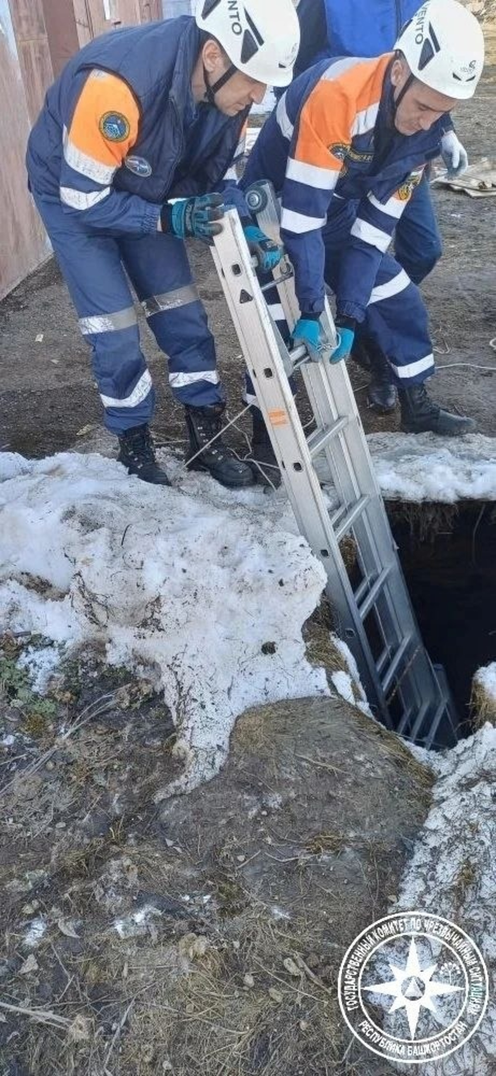 Шагнул и исчез: в Башкирии ребенок провалился под снег