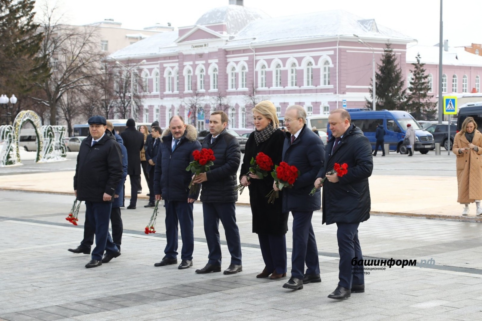 Дмитрий Чернышенко и Радий Хабиров возложили цветы к памятнику Минигали Шаймуратову