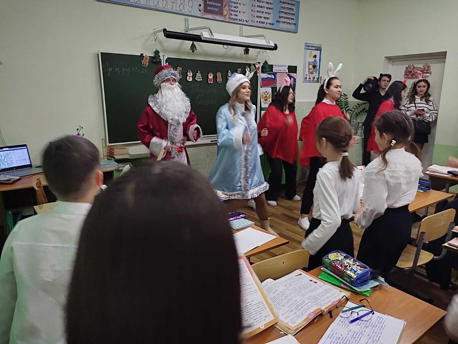 В Кумертау Дед Мороз и его команда идут к школьникам с подарками