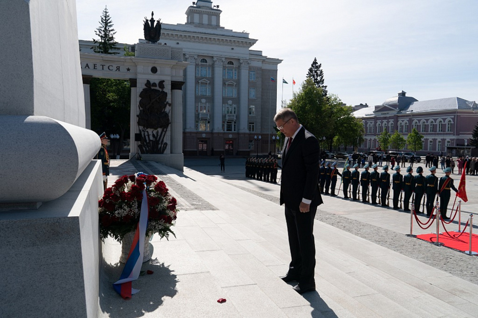 Радий Хабиров в День Победы возложил цветы к памятнику Минигали Шаймуратову