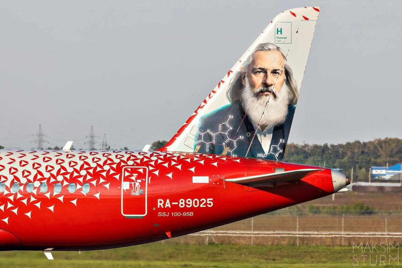 В небо с Менделеевым: в Уфе приземлился самолет с портретом великого ученого