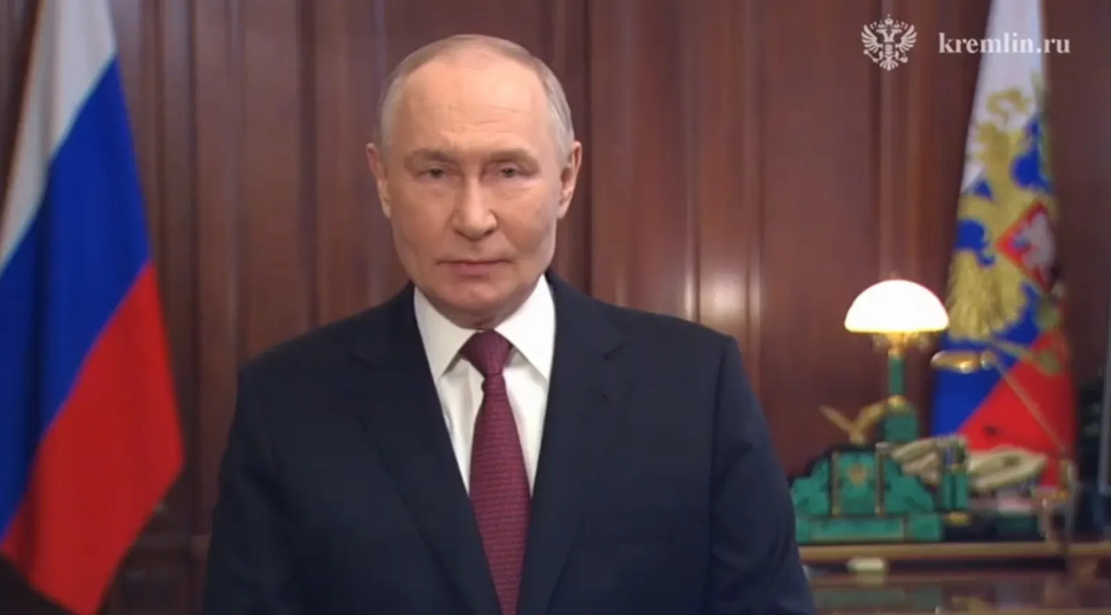 Путин поручил освободить врачей и учителей от лишней бумажной работы