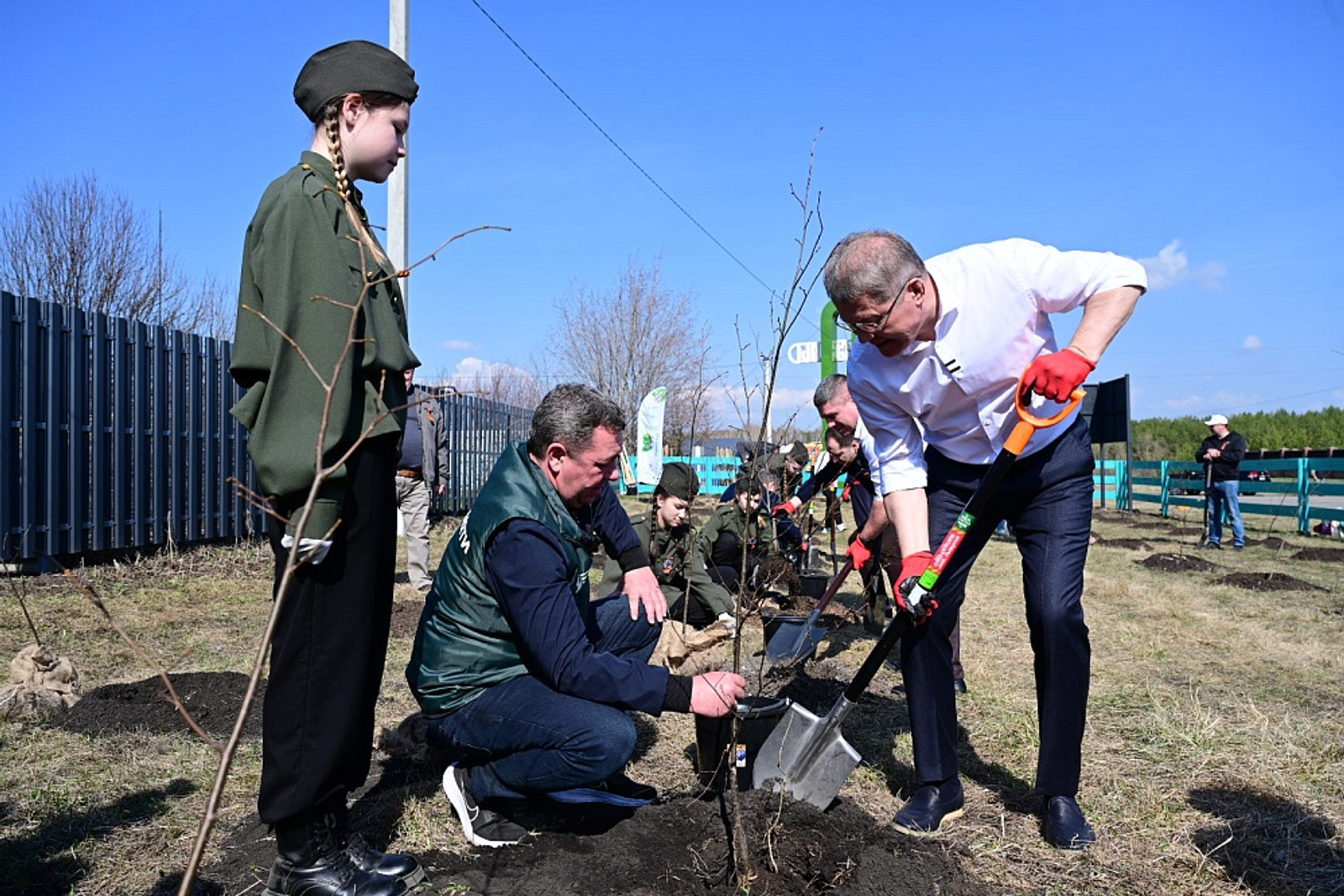 Радий Хабиров принял участие в акции «Сад памяти»