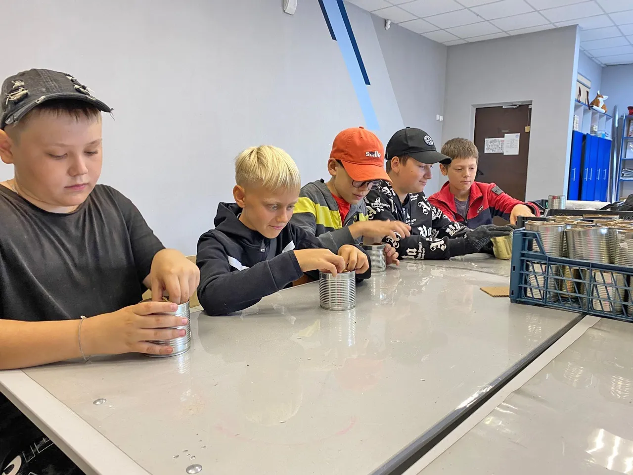 Изготовление окопных свечей – кропотливый труд, требующий внимания,  сосредоточенности и аккуратности.