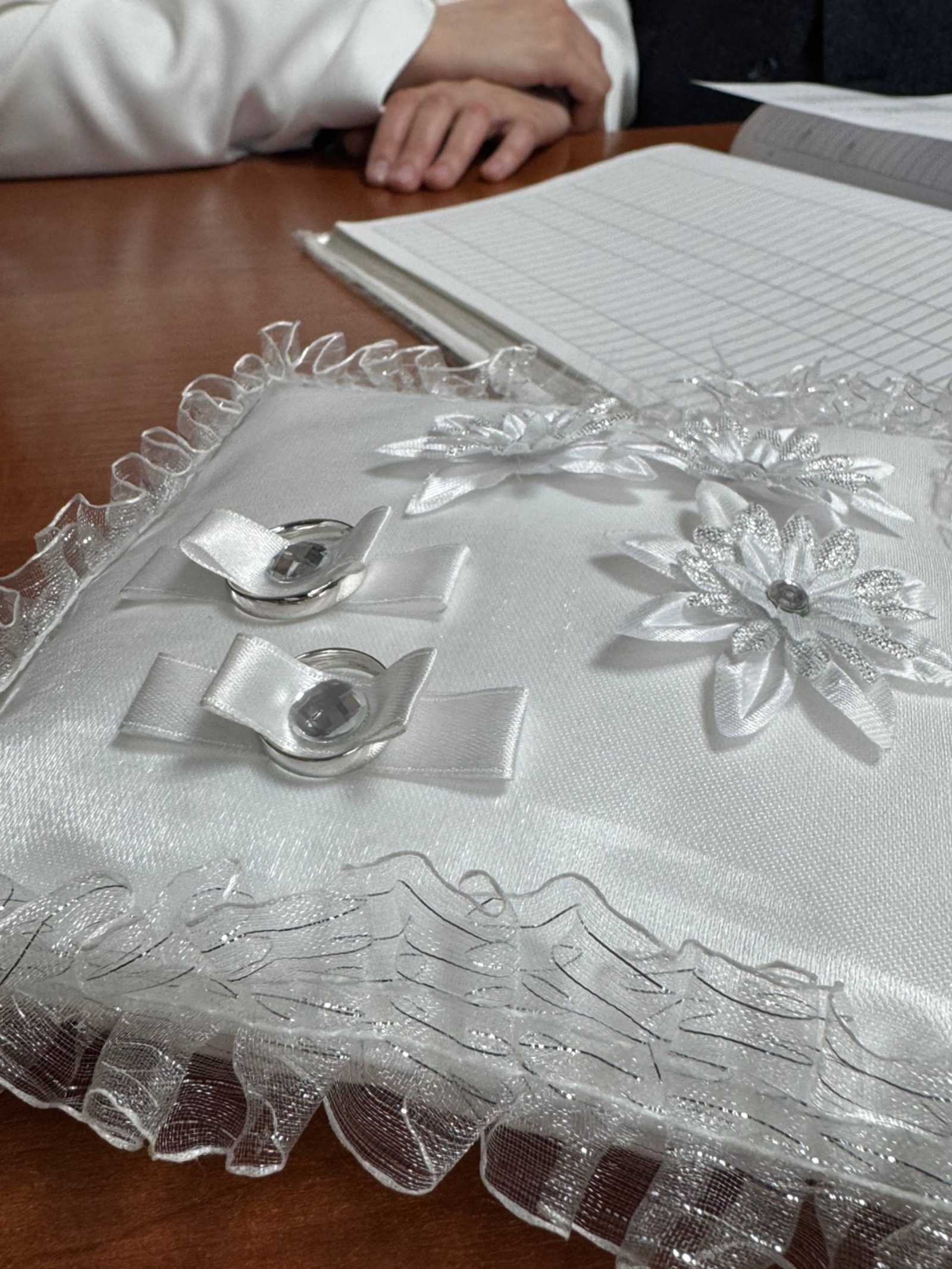 Стало известно, сколько лет было самым пожилым жениху и невесте