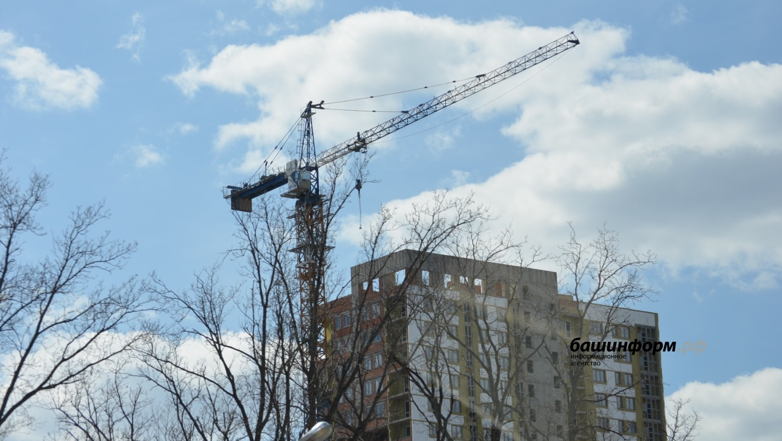 В Башкирии строитель упал с высоты в 10 метров