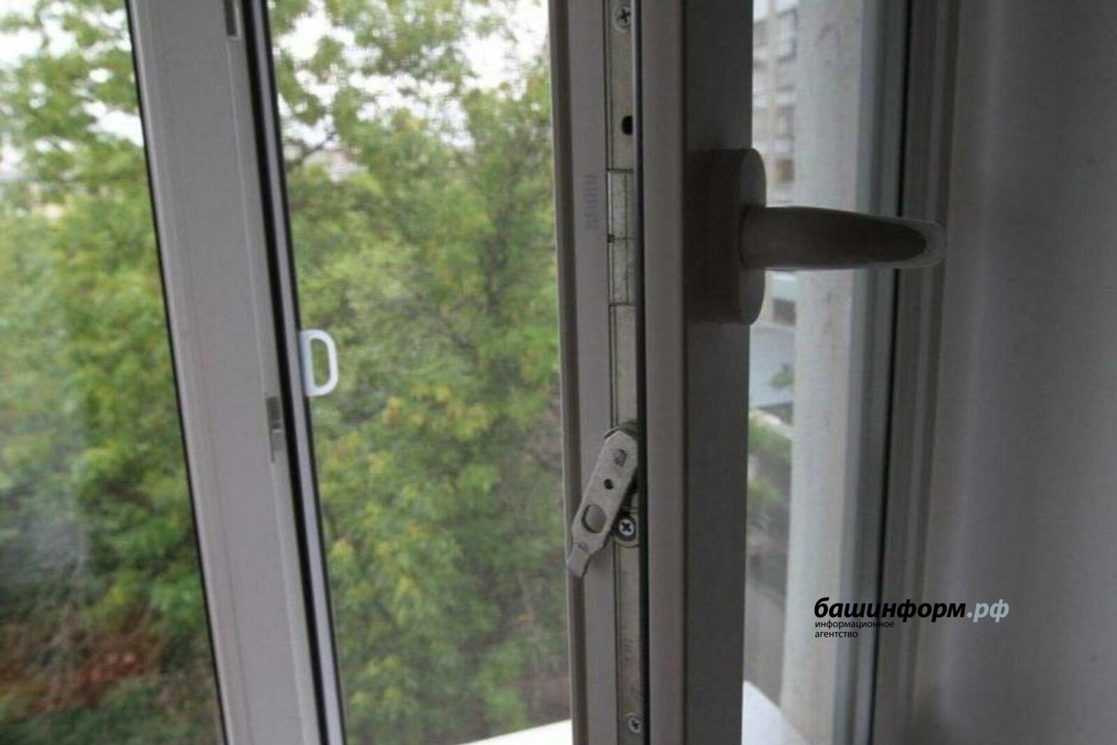 В Башкирии подросток чудом поймал падающего с высоты ребенка