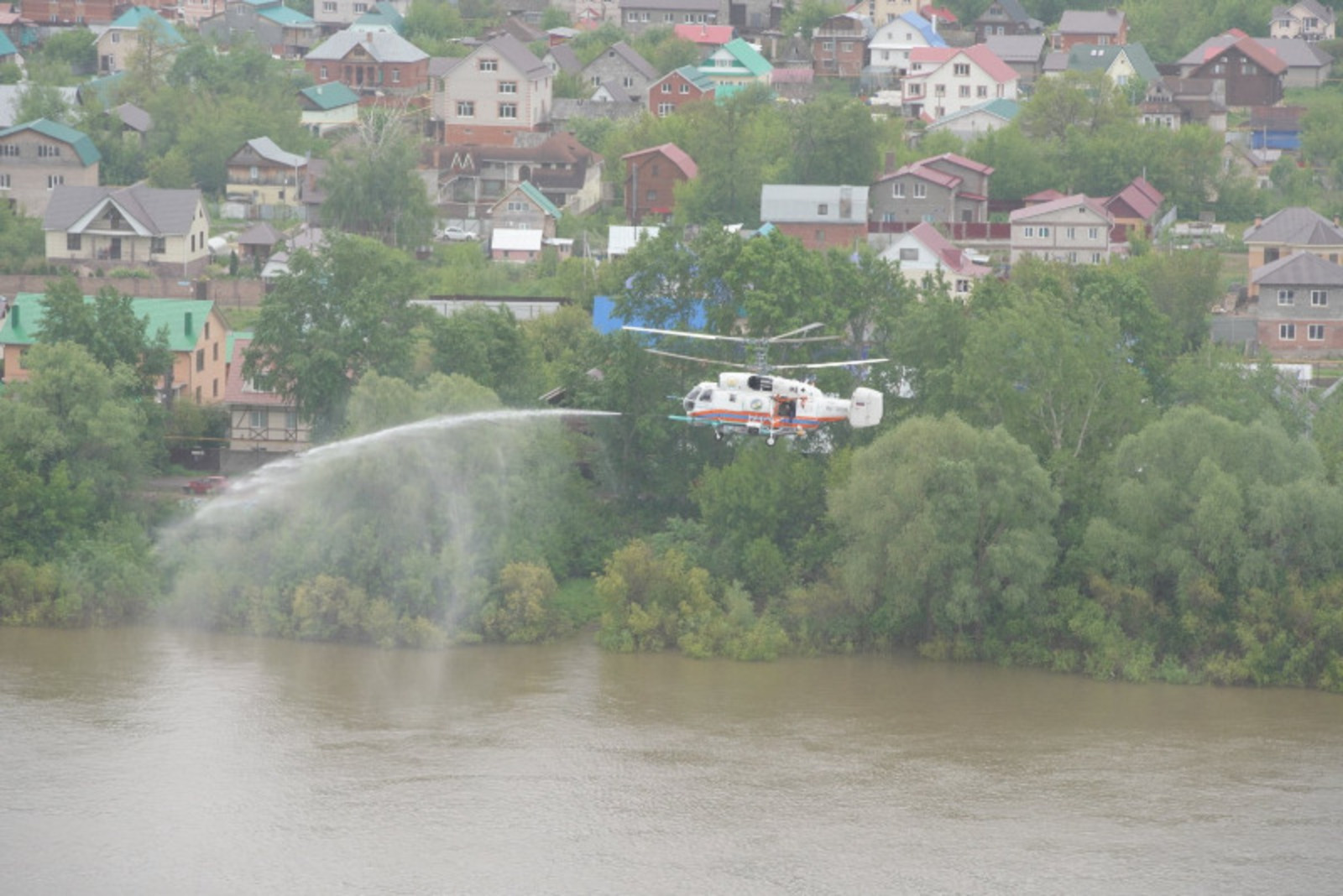 В столице Башкирии продемонстрировали работу пожарно-спасательного вертолета, изготовленного в Кумертау
