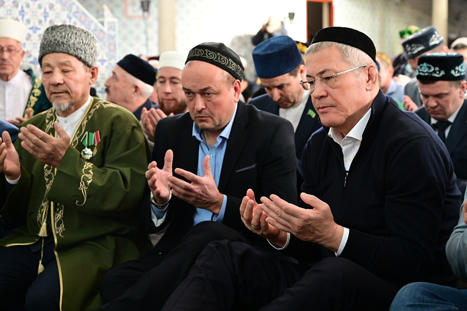 Радий Хабиров принял участие в коллективном намазе в честь Ураза-байрама