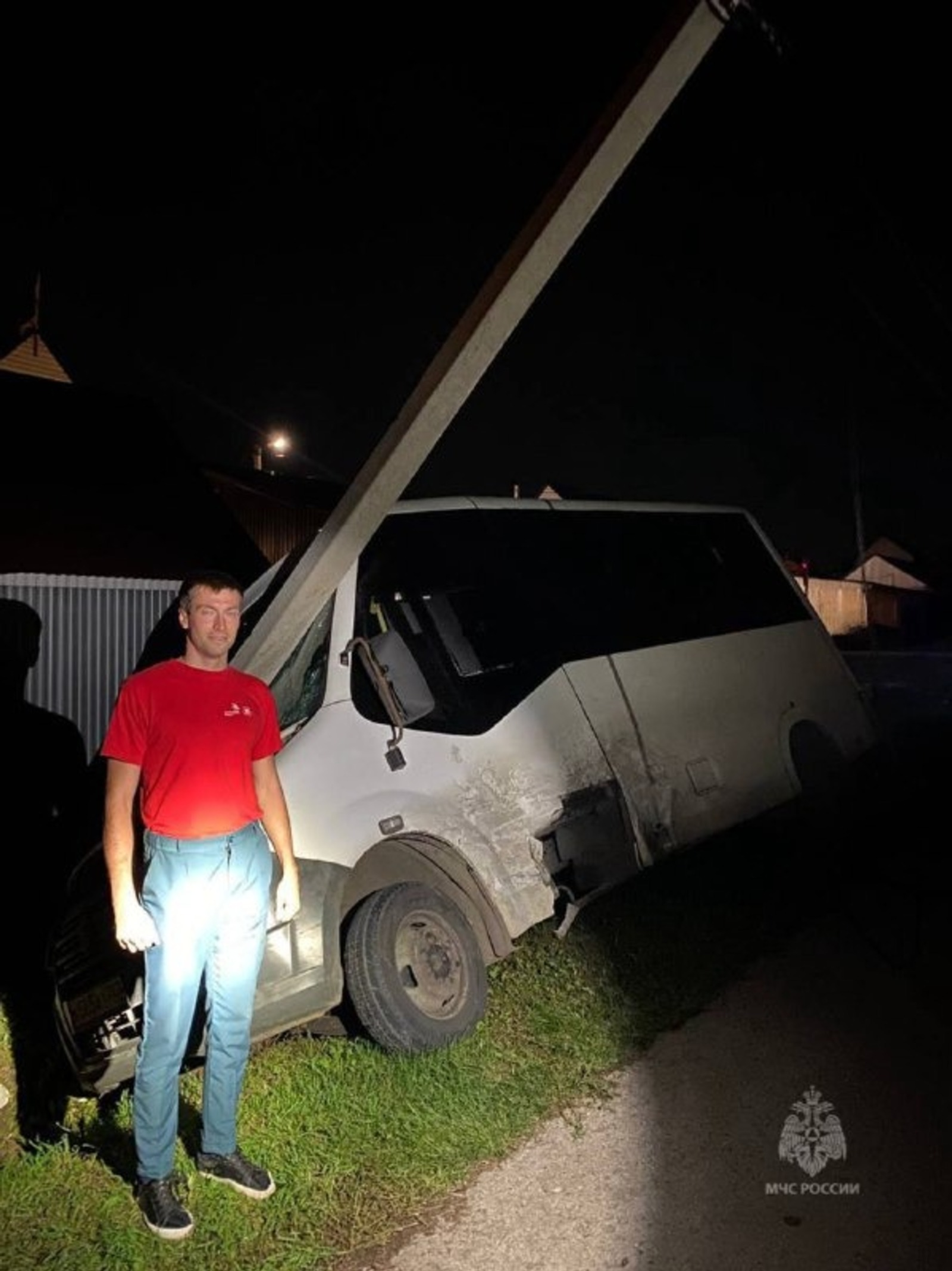 В Башкирии спасатель с риском для жизни вытащил пассажиров автобуса после ДТП