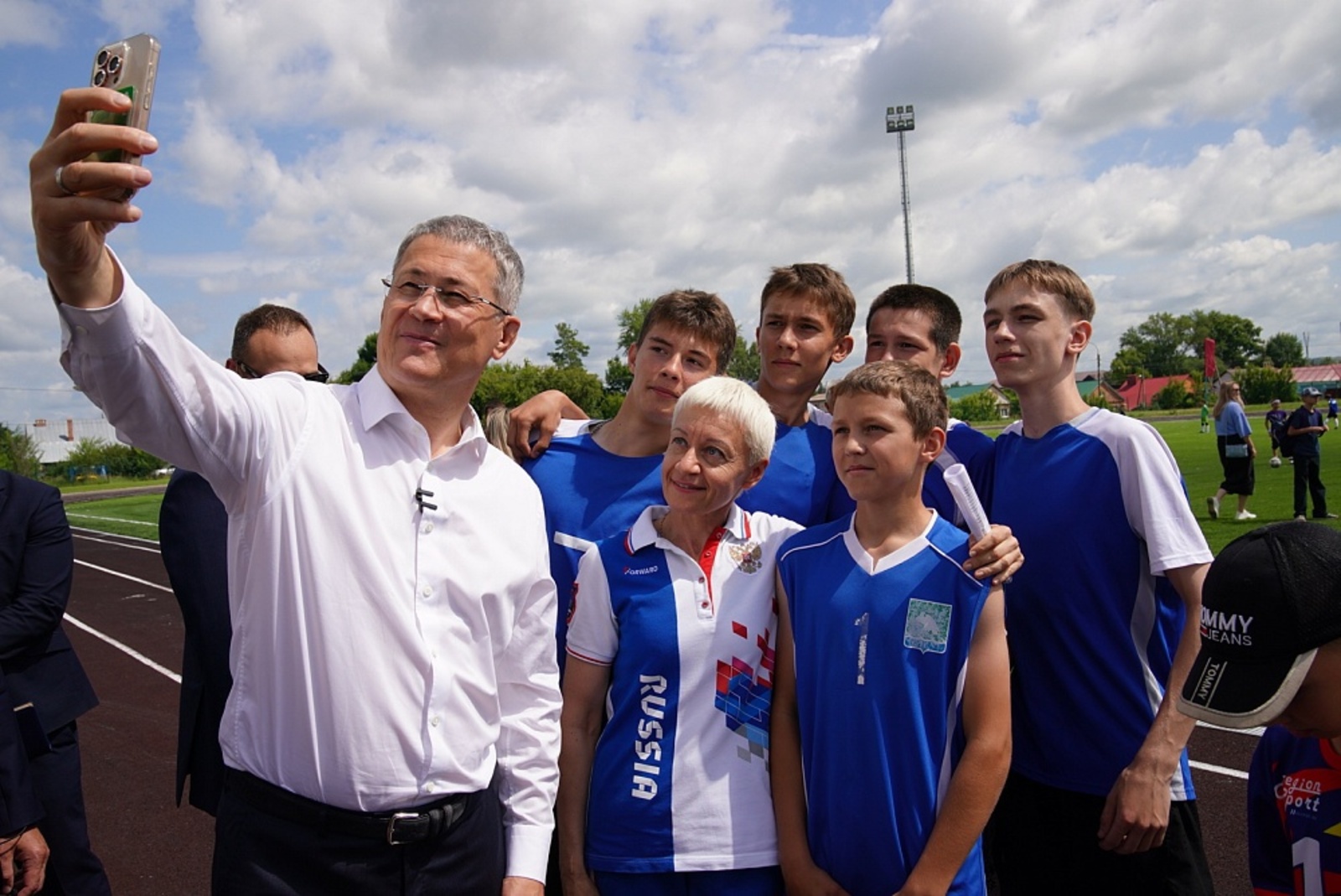 Радий Хабиров посетил обновлённый стадион «Спартак» в Мелеузе