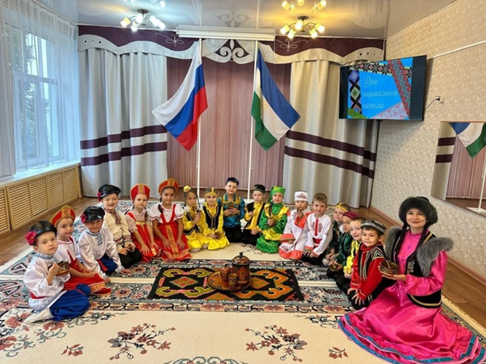 Радий Хабиров поздравил с Днем национального костюма