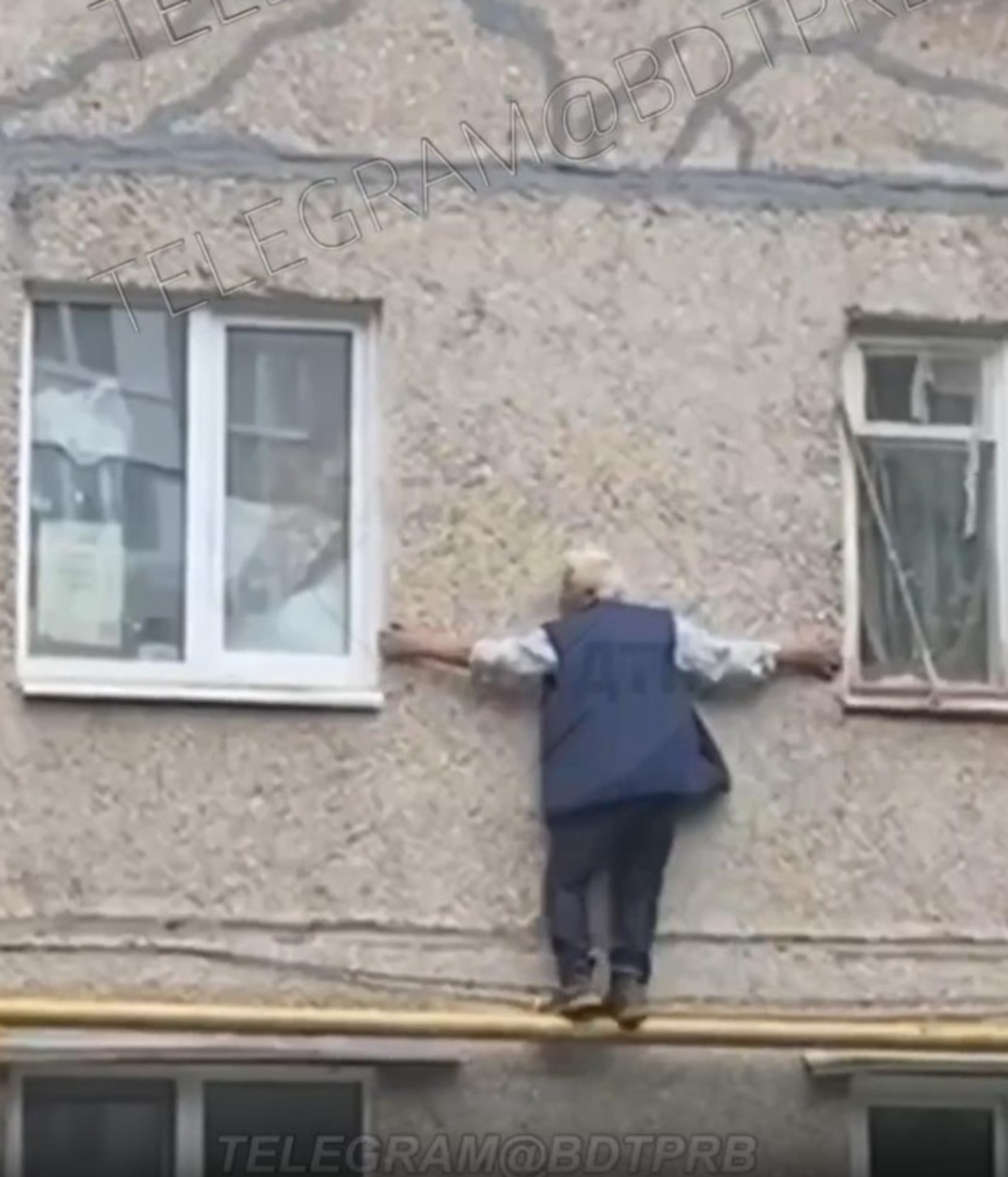 Уфимец-«плюшкин» входит в квартиру через окно — входная дверь завалена мусором