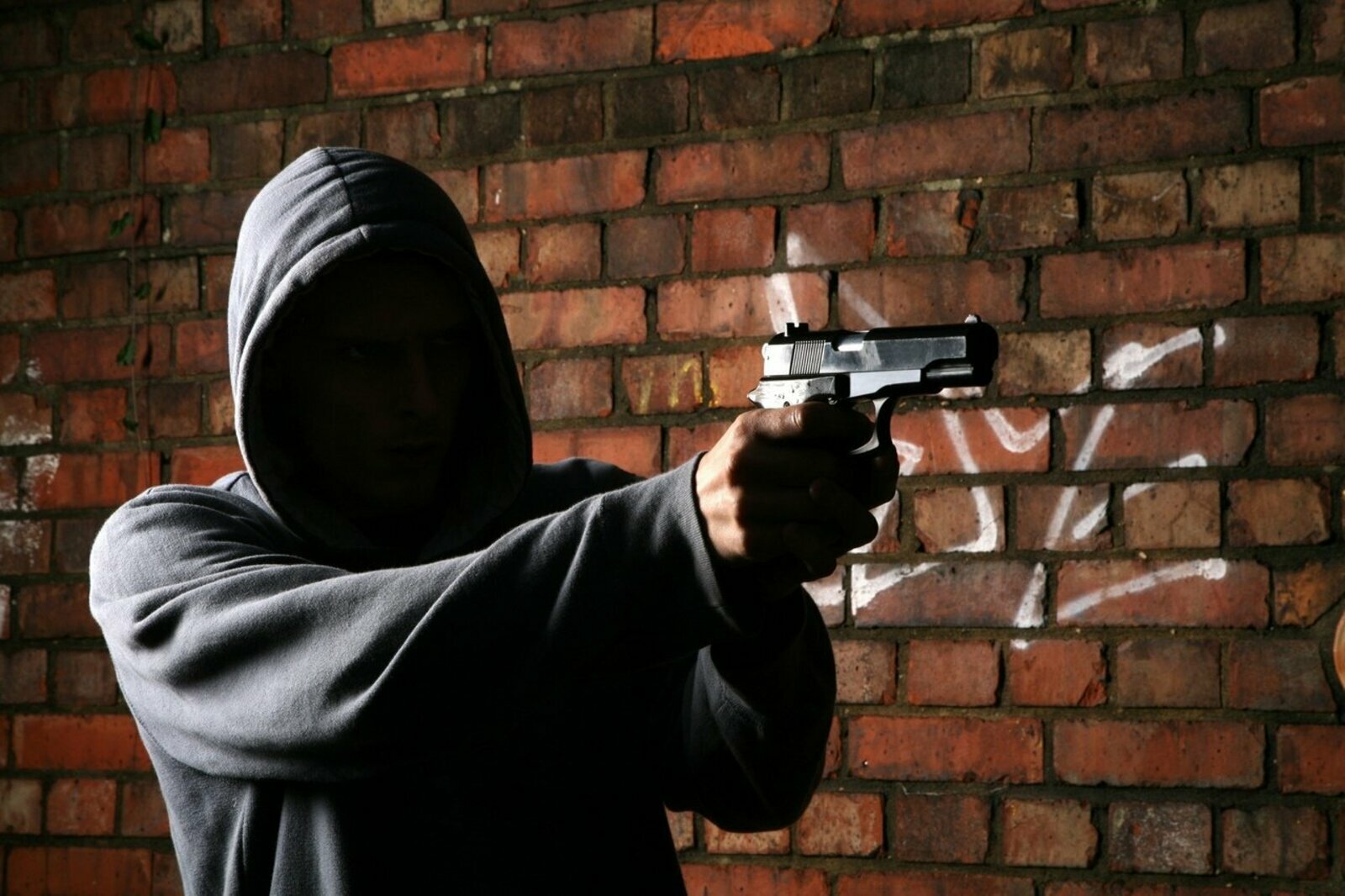 В Башкирии вооруженные пистолетами молодые люди устроили разборки
