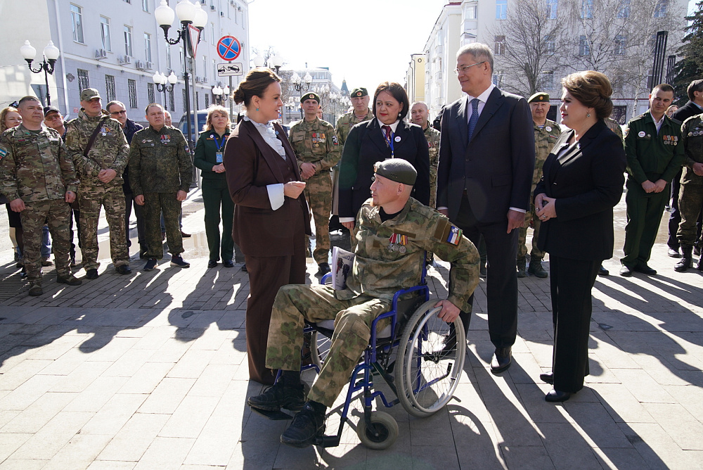 Радий Хабиров и Анна Цивилева вручили автомобили  ветеранам СВО