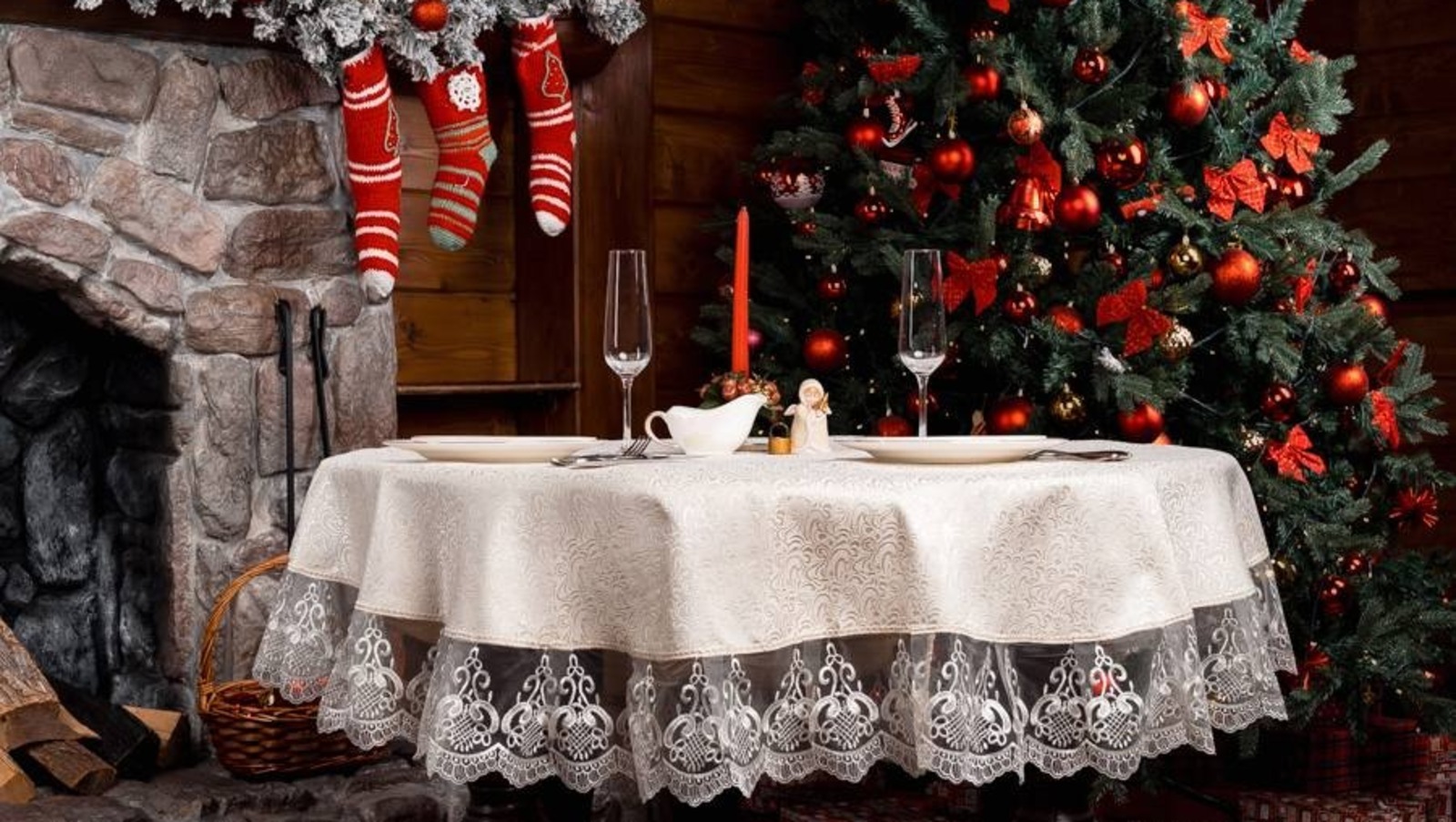 Как стильно украсить новогодний стол: идеи от эксперта