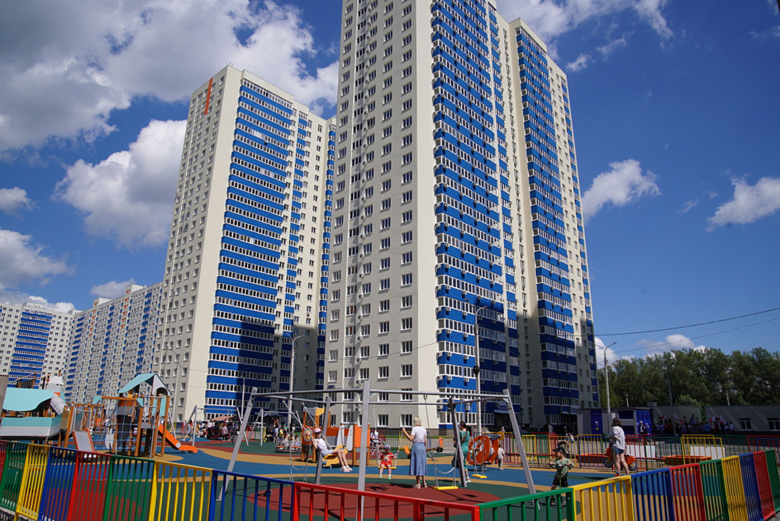 Радий Хабиров и Сергей Чемезов передали работникам ОДК-УМПО ключи от квартир