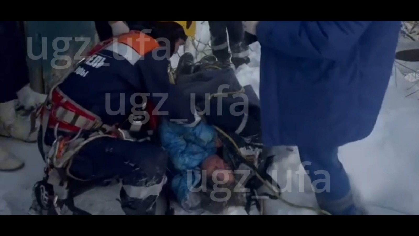 В Башкирии спасатели помогают женщине, упавшей на дно