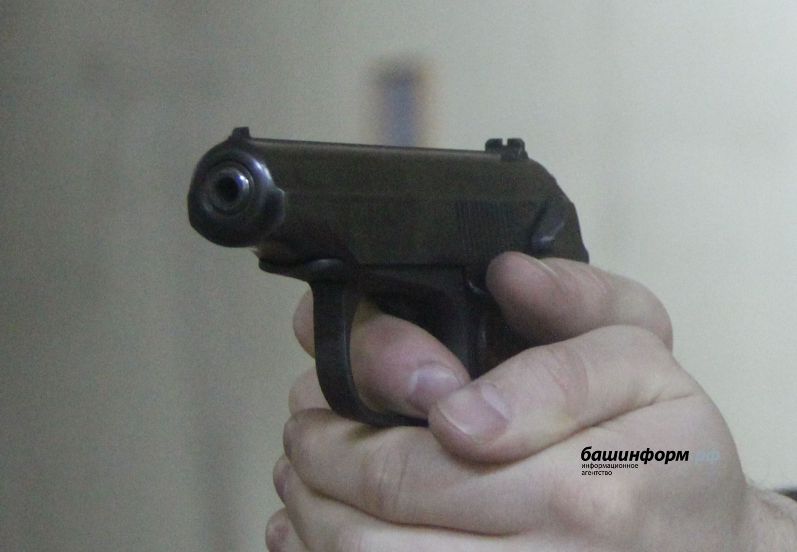 На остановке в Башкирии иностранец напал с пистолетом на своего знакомого